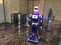 Humanoide inteligente de los robots de servicio en hoteles