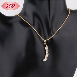 Venta al por mayor hermosas mujeres joyería aserrada forma de la Boda nupcial chapado en oro collar conjunto
