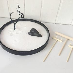 Zen-Sandgarten aus Holz mit Rechen – Spirituelle Heimdekoration, moderne Entspannung, Büro-Schreibtischspielzeug, therapeutisches Sandtablett - Product Image 3