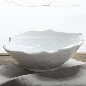Fabbrica diretta all'ingrosso ristorante irregolare di figura in ceramica opaca nero inclinato ciotola di ramen, porcellana bianca ciotola da dessert