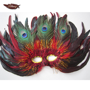 หน้ากากงานรื่นเริงขนไก่ตัวผู้สีแดงขนาดใหญ่พร้อมการตกแต่งขนนกยูง - Product Image 1
