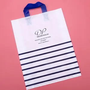 Изготовленный на заказ печатный логотип HDPE LDPE упаковка для одежды Розничная продажа пластиковый пакет с мягкой петлей с ручкой для покупок, благодарственные сумки для одежды