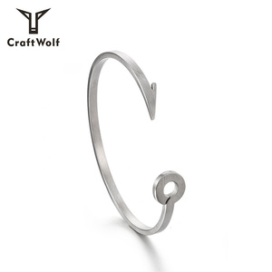Brazalete Minimalista Craft Wolf para Hombre y Mujer, de Acero Inoxidable con Baño de Oro de 18K, Diseño de Ancla y Gancho de Pescar - Product Image 4