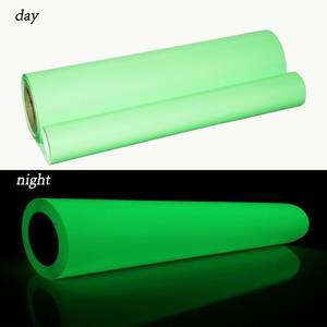 โรงงานขายส่งสีขาวเปลี่ยน <span class=keywords><strong>Aquamarine</strong></span> Glow In The Dark ฟิล์มส่องสว่างความร้อนไวนิลสำหรับเสื้อยืด - Product Image 5