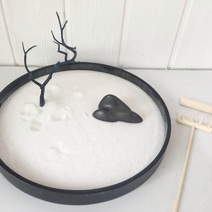 Zen-Sandgarten aus Holz mit Rechen – Spirituelle Heimdekoration, moderne Entspannung, Büro-Schreibtischspielzeug, therapeutisches Sandtablett - Product Image 2