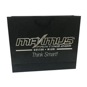 Promoción impresa personalizada de lujo <span class=keywords><strong>plata</strong></span> estampado en caliente logo <span class=keywords><strong>ropa</strong></span> regalo al por menor compras <span class=keywords><strong>ropa</strong></span> bolsa de papel negro con asa - Product Image 2
