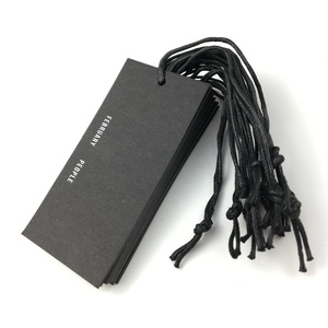 Tùy Chỉnh Thẻ Đen Cổ Phiếu Quần Áo Giấy Treo Tag Với UV <span class=keywords><strong>Glossy</strong></span> Swing Tag - Product Image 1