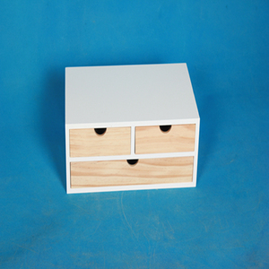Il ragazzo sulla scatola di legno da leon leyson - Product Image 1