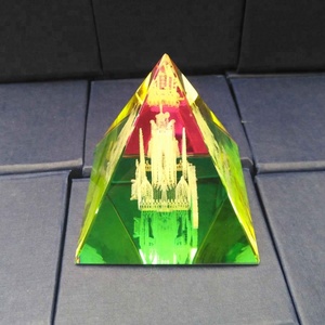 Bán buôn giá rẻ Tinh thể thủy tinh Quà Tặng 3D laser khắc xây dựng Modle ảnh trang trí bảng tinh thể kim tự tháp - Product Image 4