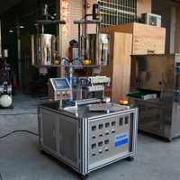 Nouvel équipement semi-automatique pneumatique PLC en acier inoxydable pour la fabrication de gloss à lèvres, machine à mélanger le rouge à lèvres et les huiles, haute précision