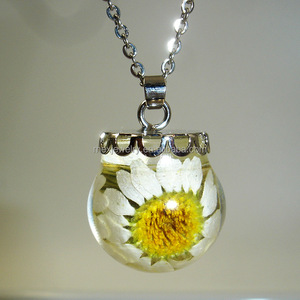 <span class=keywords><strong>Collana</strong></span> pendente a sfera in resina con <span class=keywords><strong>fiori</strong></span> <span class=keywords><strong>di</strong></span> crisantemo in argento e <span class=keywords><strong>fiori</strong></span> <span class=keywords><strong>di</strong></span> girasole - Product Image 1