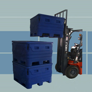 Caja de Almacenamiento de Pescado Aislada de la Marca SCC con Tapa y Ranuras para Montacargas - Product Image 2