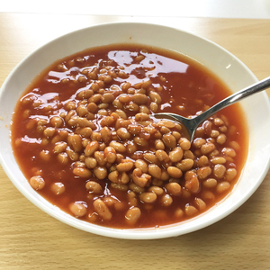 Frijoles de riñón blancos enlatados en salsa de tomate