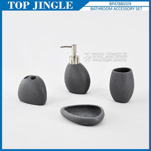 Conjunto de accesorios de baño gris con forma de triángulo de estilo natural - Product Image 1