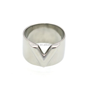 Bijoux de luxe de marque célèbre, bague pour homme/femme, or, double couleur, bague en V, acier titane, poli miroir, grandes bagues d'amour - Product Image 3