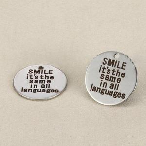 Tout le monde sourit dans <span class=keywords><strong>la</strong></span> même langue porte-clé en acier inoxydable <span class=keywords><strong>proverbe</strong></span> citation <span class=keywords><strong>la</strong></span> vie heureuse - Product Image 1