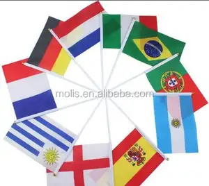 सस्ते सभी विश्व देशों के हाथ में पोल के साथ लहराते हुए झंडा