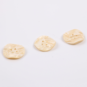 Boutons plats en résine acétate colorée effet écaille de tortue, en plastique irrégulier, avec paillettes, 2/4 trous, pour accessoires vestimentaires - Product Image 1