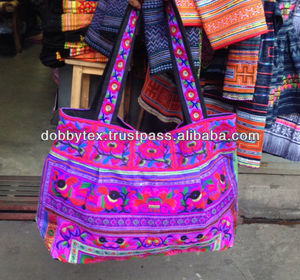 กระเป๋าปักมือสไตล์ไทยของชาวม้ง พร้อมสายสะพายผ้าฝ้าย - Product Image 1