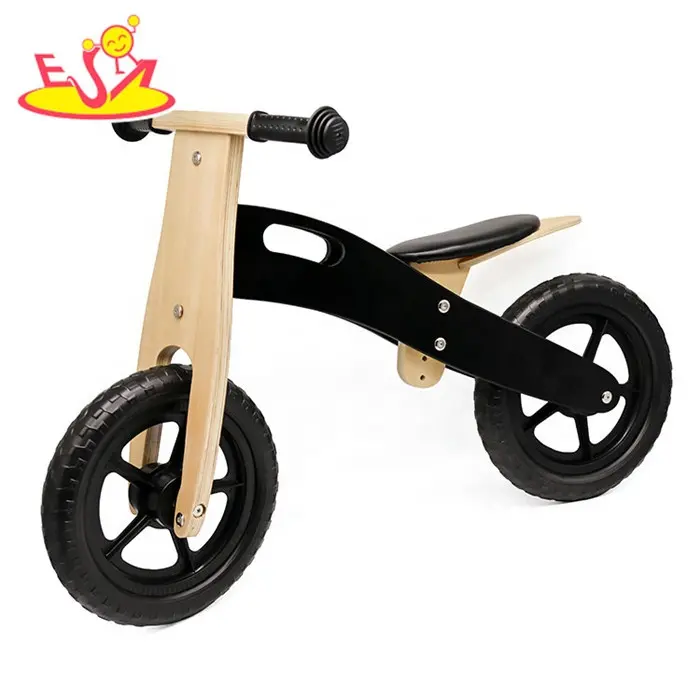 Bicicleta pequeña de equilibrio de madera negra de nuevo diseño para niños W16C216
