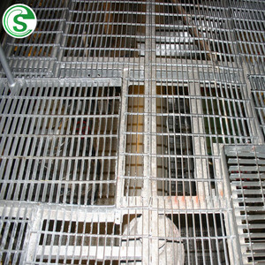 <span class=keywords><strong>Grille</strong></span> de sol industrielle robuste en acier inoxydable galvanisé à chaud, antidérapante et dentelée, pour applications en appartements, parcs et zones aquatiques - Product Image 1