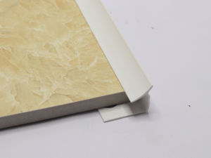 La bande grise <span class=keywords><strong>de</strong></span> joint <span class=keywords><strong>de</strong></span> carrelage en PVC <span class=keywords><strong>de</strong></span> qualité technique est résistante aux intempéries, durable et facile à installer - Product Image 4