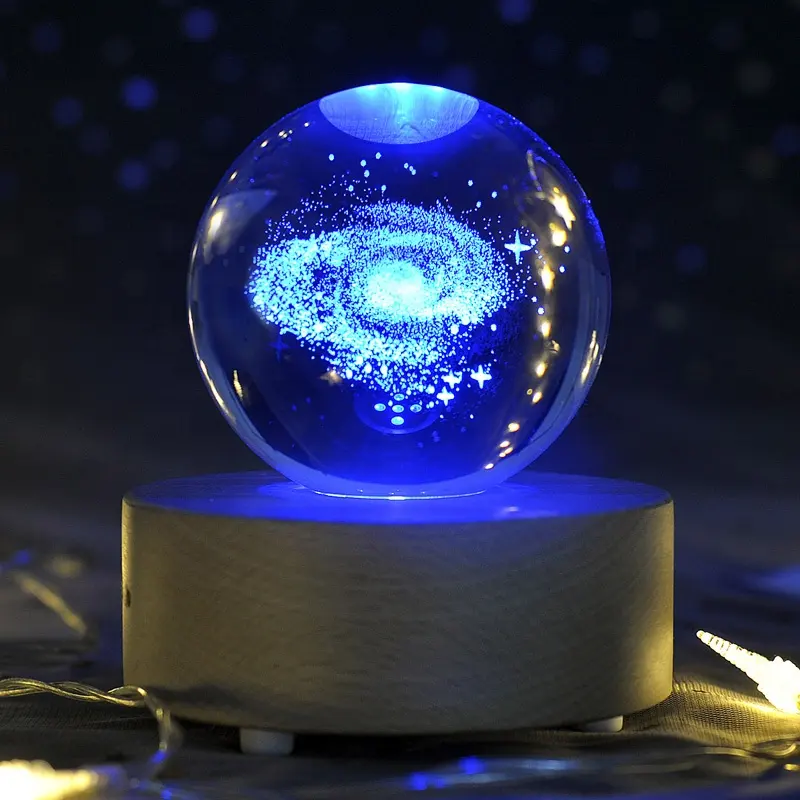 Customized 80ミリメートル100ミリメートル3D Vision Globe Galaxy Glass Balls Light Crystal BallとLed Wooden Base Lamp HolderためGift Souvenir