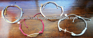 Pulsera de hilo de nailon con cuentas, pulsera de nailon con signo de paz dorado, color rojo manzana, hecha a mano, mágica - Product Image 1