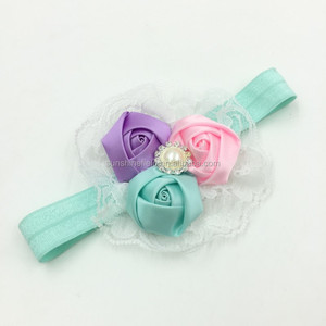 Triple Satin Rosette Bandeau Correspondant Étincelles Strass dans le Center Bébé Bandeau FOE Bandeau - Product Image 2
