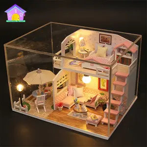 Adornos decorativos de nuevo diseño para casa de muñecas, Mini Casa de juguete de cartón con cubierta transparente para el polvo
