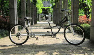 Due persone guidano una bicicletta tandem da 26 pollici. - Product Image 2