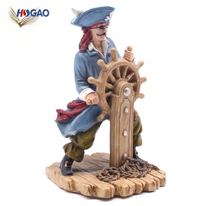Ornamento per Acquario in Resina, Decorazioni <span class=keywords><strong>Pirata</strong></span> <span class=keywords><strong>Capitano</strong></span> in Resina, Vendita all'Ingrosso OEM, Paesaggio Artigianale in Resina <span class=keywords><strong>Capitano</strong></span> con Timone - Product Image 3