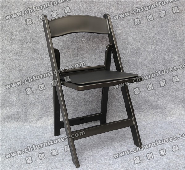 Chaise pliante en plastique noir
