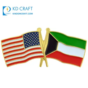 थोक सस्ते कस्टम धातु मुद्रांकन तामचीनी दोस्ती डबल देश अमेरिका कुवैत झंडा बिल्ला