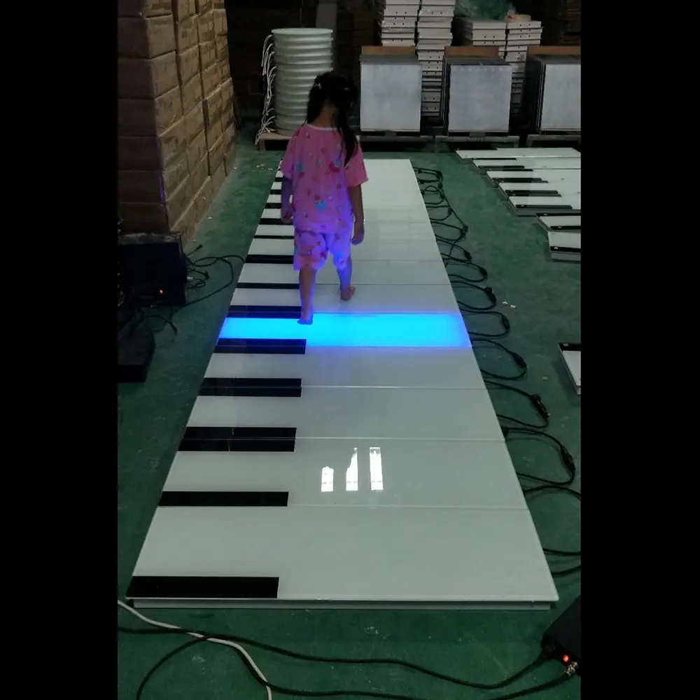 Commerciële Led Floor Ip67 Draagbare Rgb Kleur Veranderende Gebogen Buiten Projectie Gigantische Vloer Piano Met Geluid Piano Dansvloer