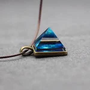 Mode pyramide lumineuse naturelle pendentif en cristal collier