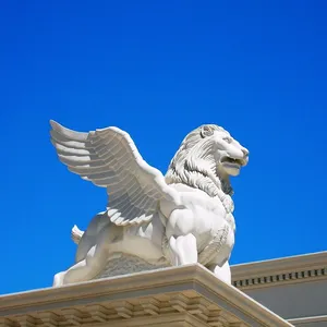 Leone di marmo bianco di grandi dimensioni con statua di ali