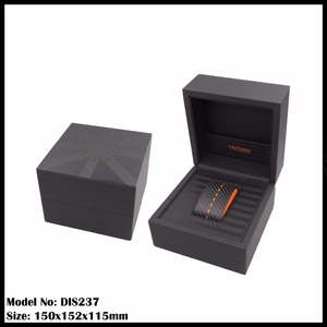 Caja de reloj de lujo para hombre con patrón de cuero y placa metálica cosida, modelo 2026 - Product Image 1
