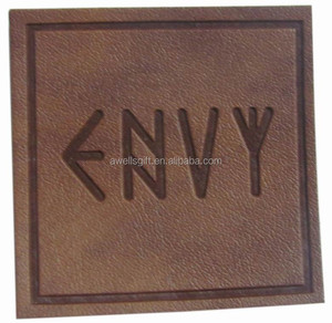 جينز منقوش بشعار مخصص من الجلد الصناعي - Product Image 3