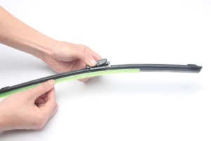 Hibrid oto araba ön cam sileceği bıçakları 2015-2018 <span class=keywords><strong>Ford</strong></span> Ranger için doğal kauçuk malzeme - Product Image 2