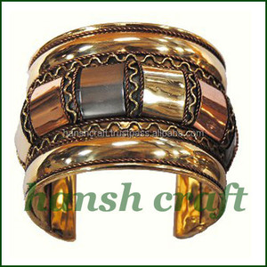 Bracelet de manchette élégant pour les occasions de fiançailles ou d'anniversaire de mariage - Product Image 1