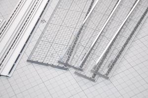 Regla recta de acrílico transparente de alta calidad de 30 cm/20 cm con regla protectora de borde metálico de 3,5 cm de ancho Características - Product Image 2