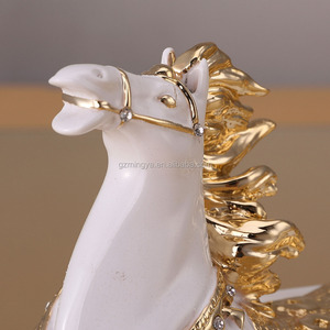 Blanco y Oro estatua del caballo tirando tesoro figura resina estatuilla de caballo