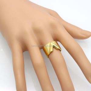 Bijoux de luxe de marque célèbre, bague pour homme/femme, or, double couleur, bague en V, acier titane, poli miroir, grandes bagues d'amour - Product Image 5