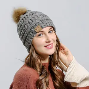 女式针织懒散的小帽，配人造毛皮绒球冬款小帽