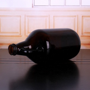 Дешевая цена, 2 л, 64 унции, Янтарное стекло, бутылка carboy для пива, вина, виски с металлической винтовой крышкой