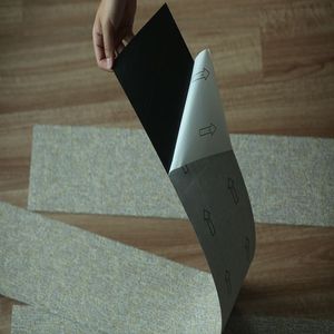 モダンなデザインの屋内PVCウッドタイル廃止ホテル用ピールスティックビニールフローリングプラスチック表面-発売中! 利用可能なグラフィック