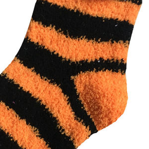 Calzini di Halloween per bambine - Calzini <span class=keywords><strong>a</strong></span> <span class=keywords><strong>righe</strong></span> peluche con motivo zucca - Product Image 3