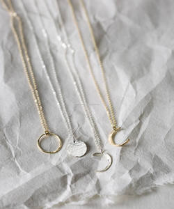 Oro Semplicemente disegno martellato Crescent Moon pendente di Fase Lunare Collane - Product Image 6