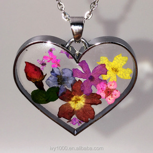 Colgante de capullo de Rosa pequeño en forma de corazón Artesanía de flores secas naturales para joyería de aniversario - Product Image 2